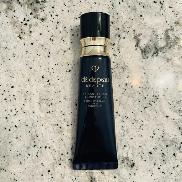 Cle de Peau Beaute Radiant Cream Foundation B60 Deep Tan Beige 21ml 0.88 oz NEW - Picture 2 of 9